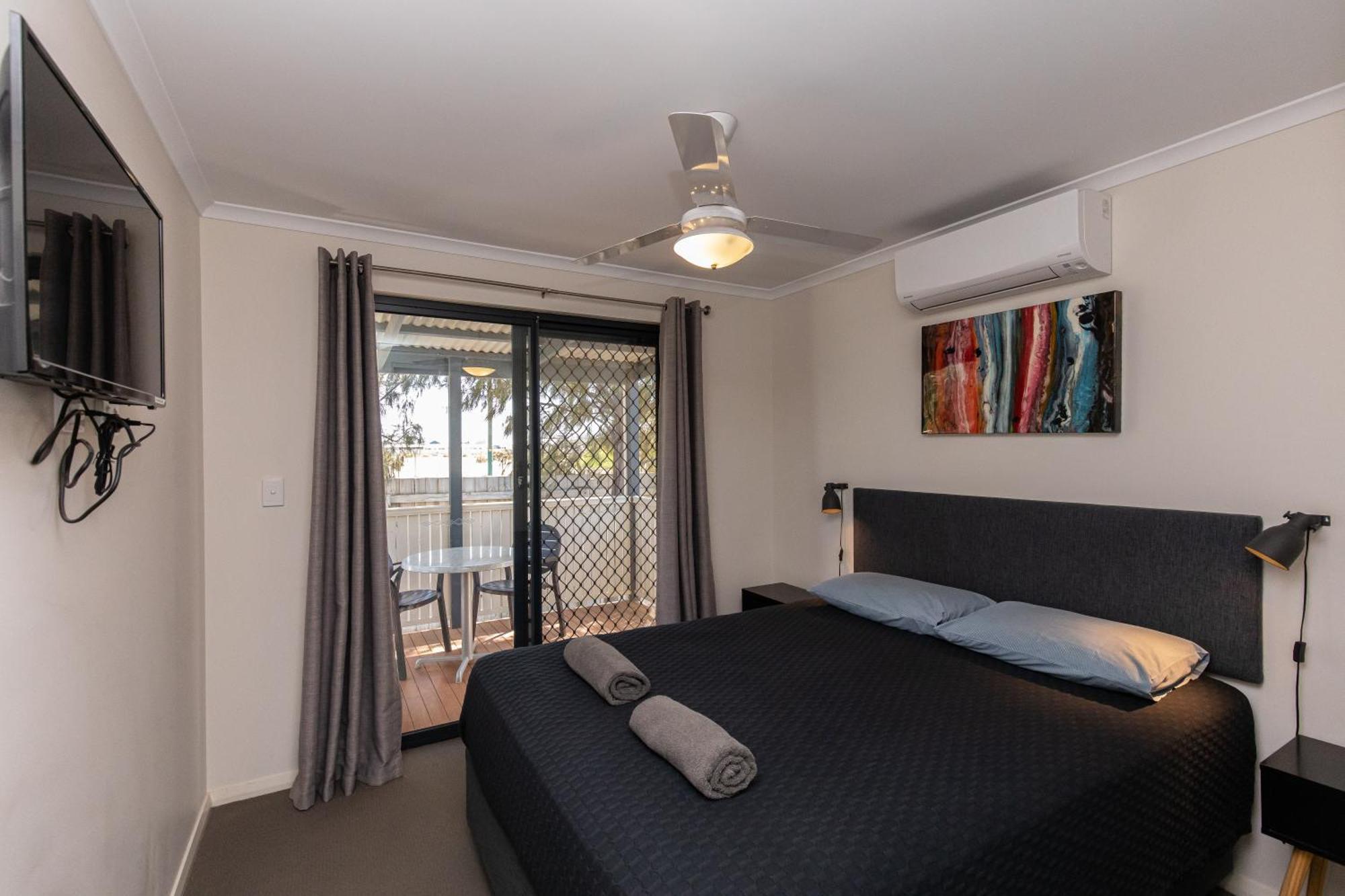 Отель Jurien Bay Tourist Park Экстерьер фото