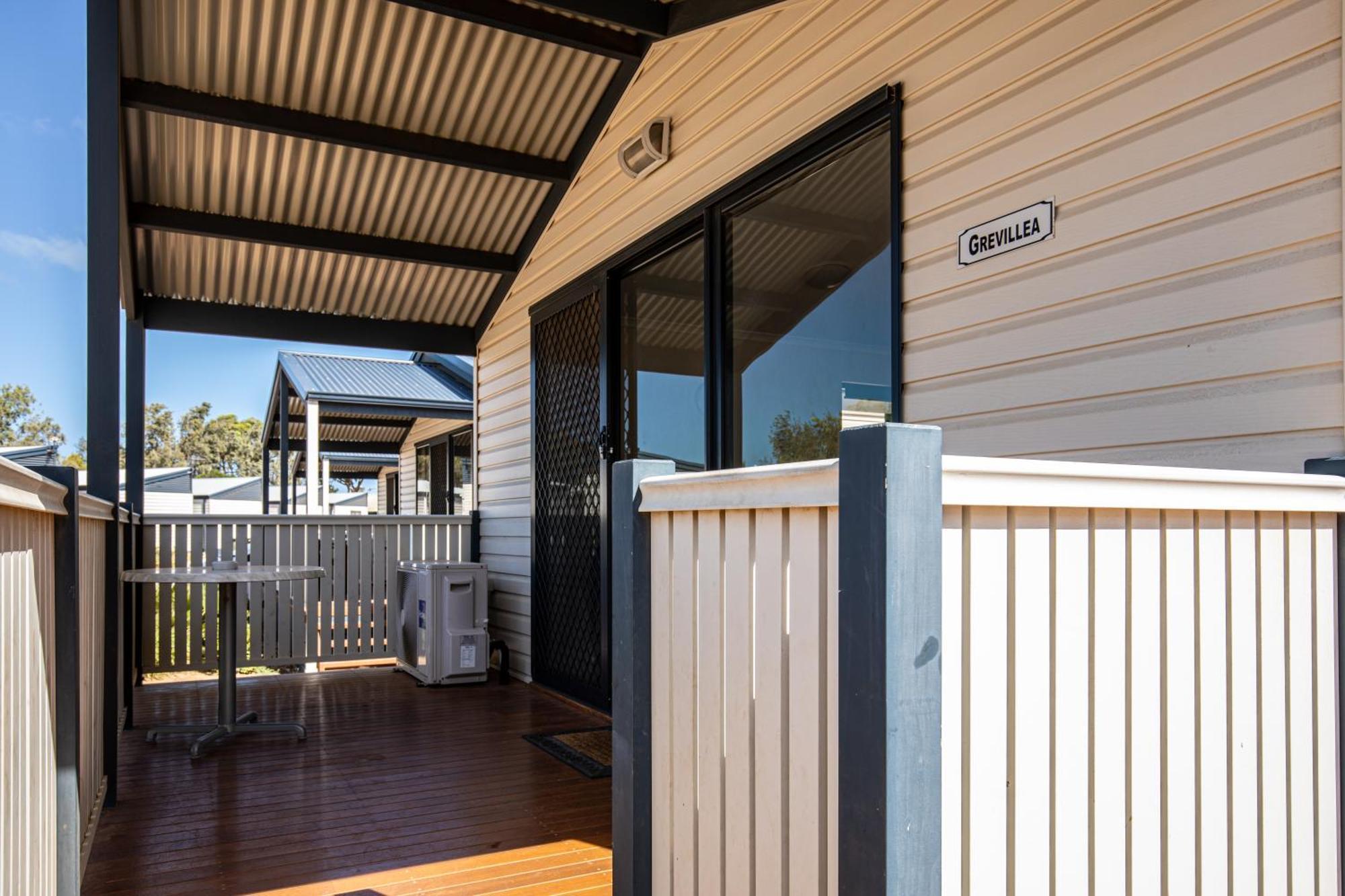 Отель Jurien Bay Tourist Park Экстерьер фото