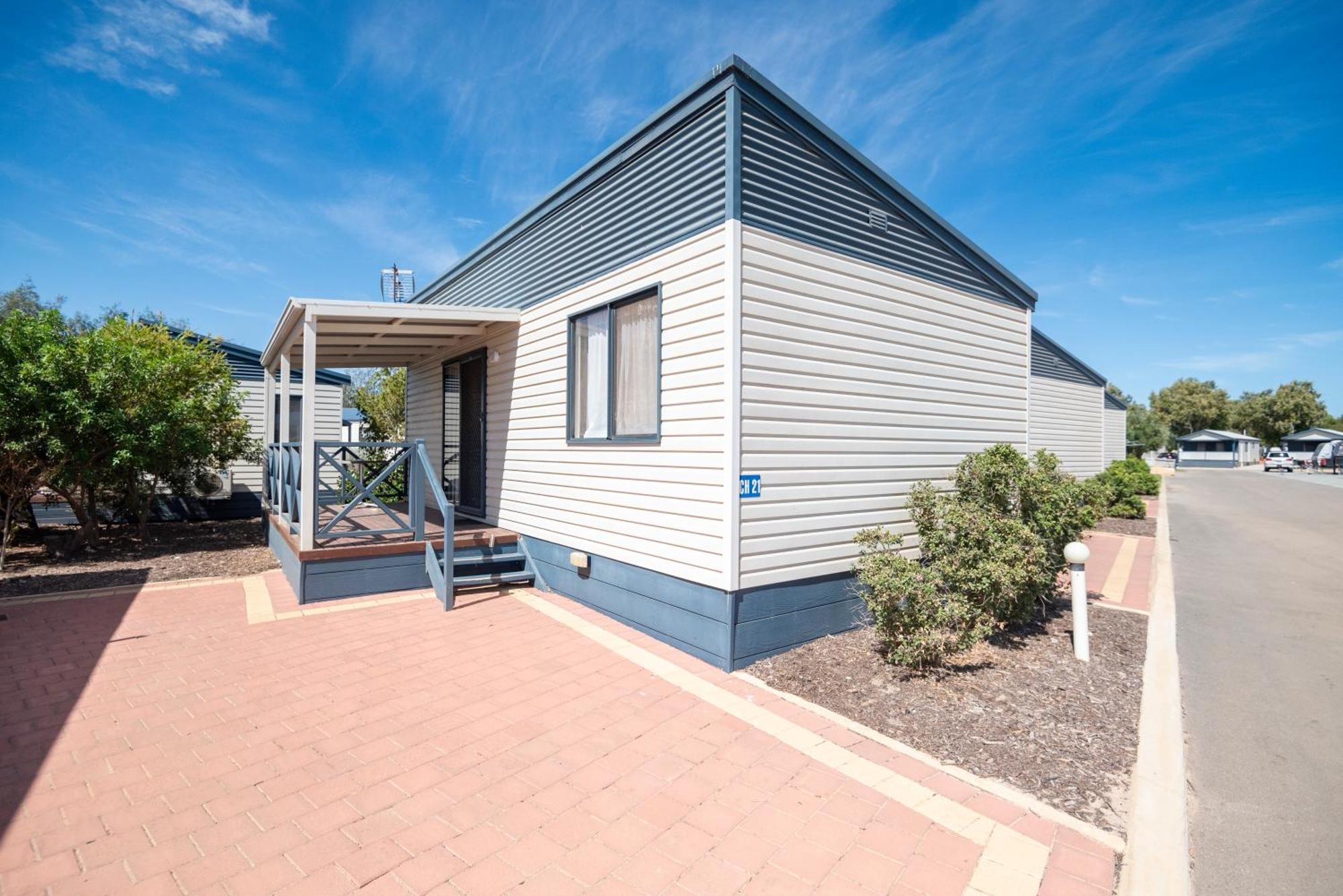 Отель Jurien Bay Tourist Park Экстерьер фото