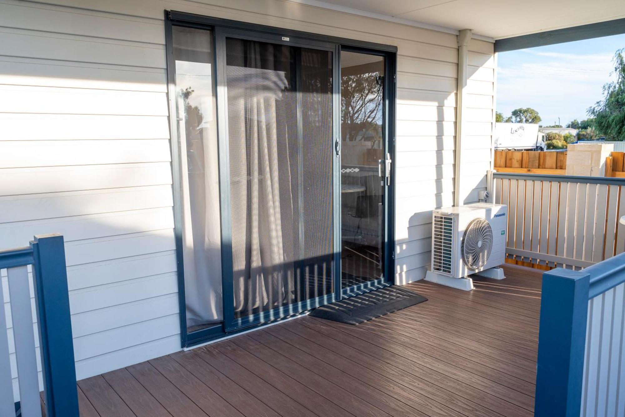 Отель Jurien Bay Tourist Park Экстерьер фото