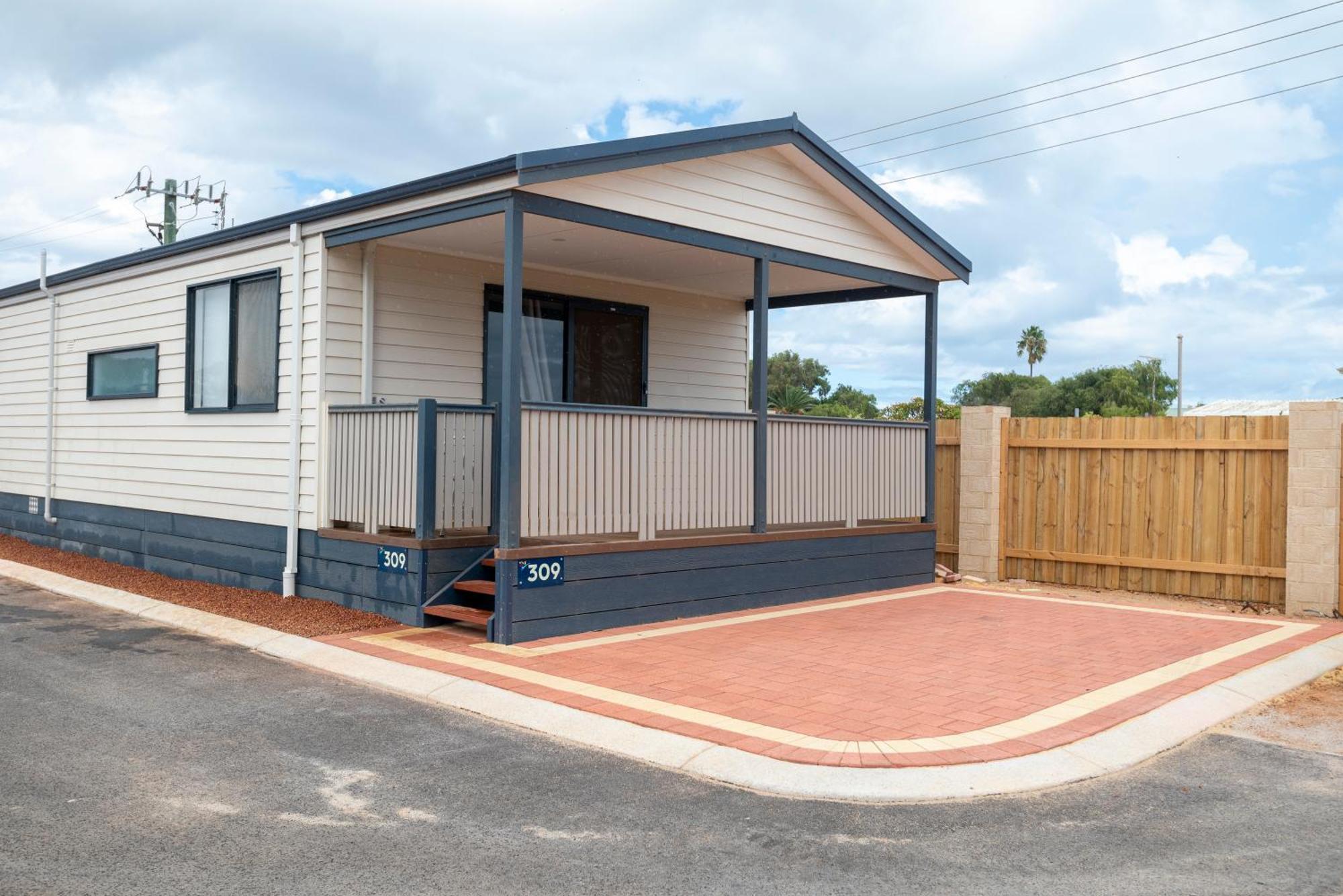 Отель Jurien Bay Tourist Park Экстерьер фото