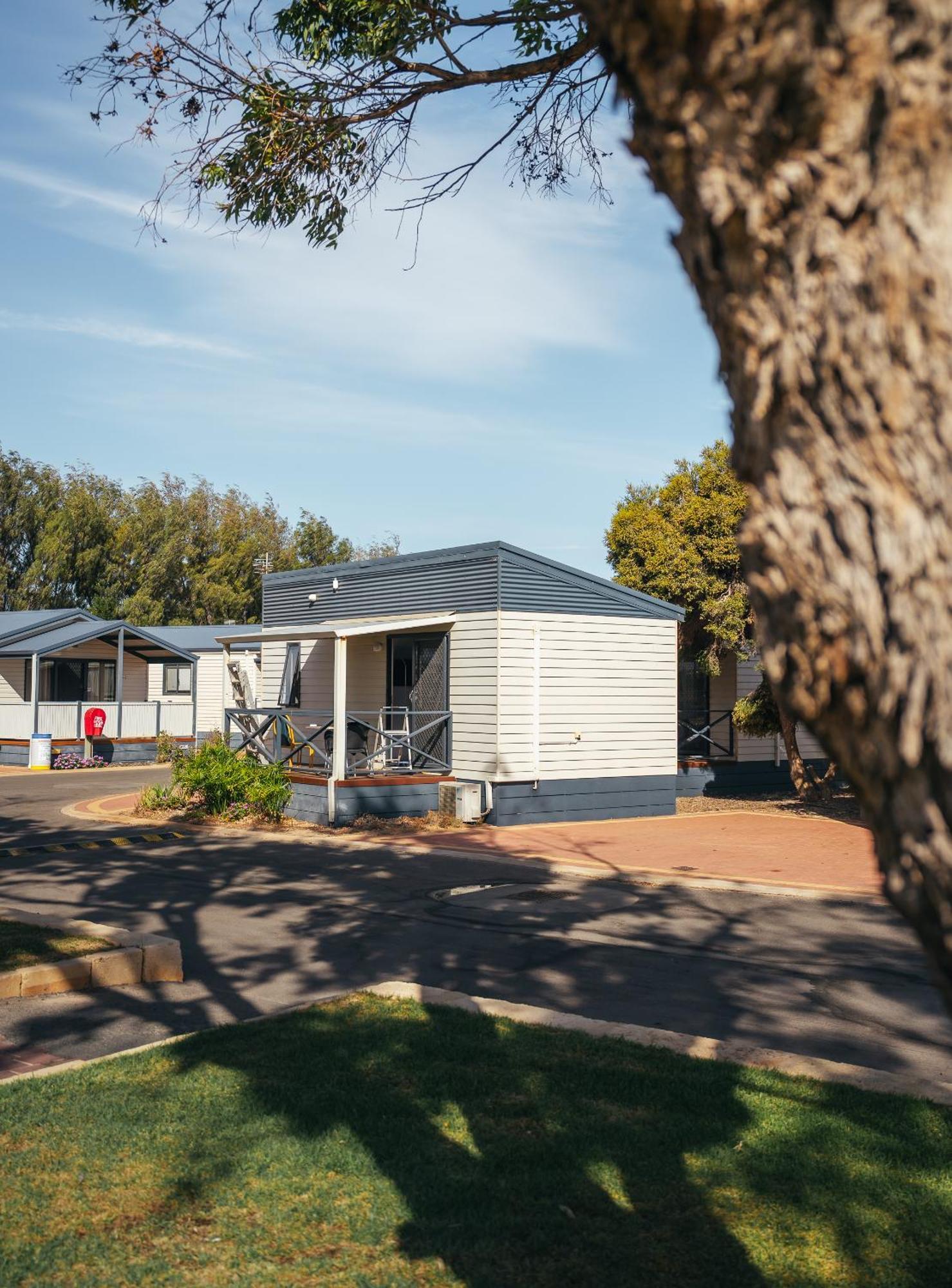 Отель Jurien Bay Tourist Park Экстерьер фото