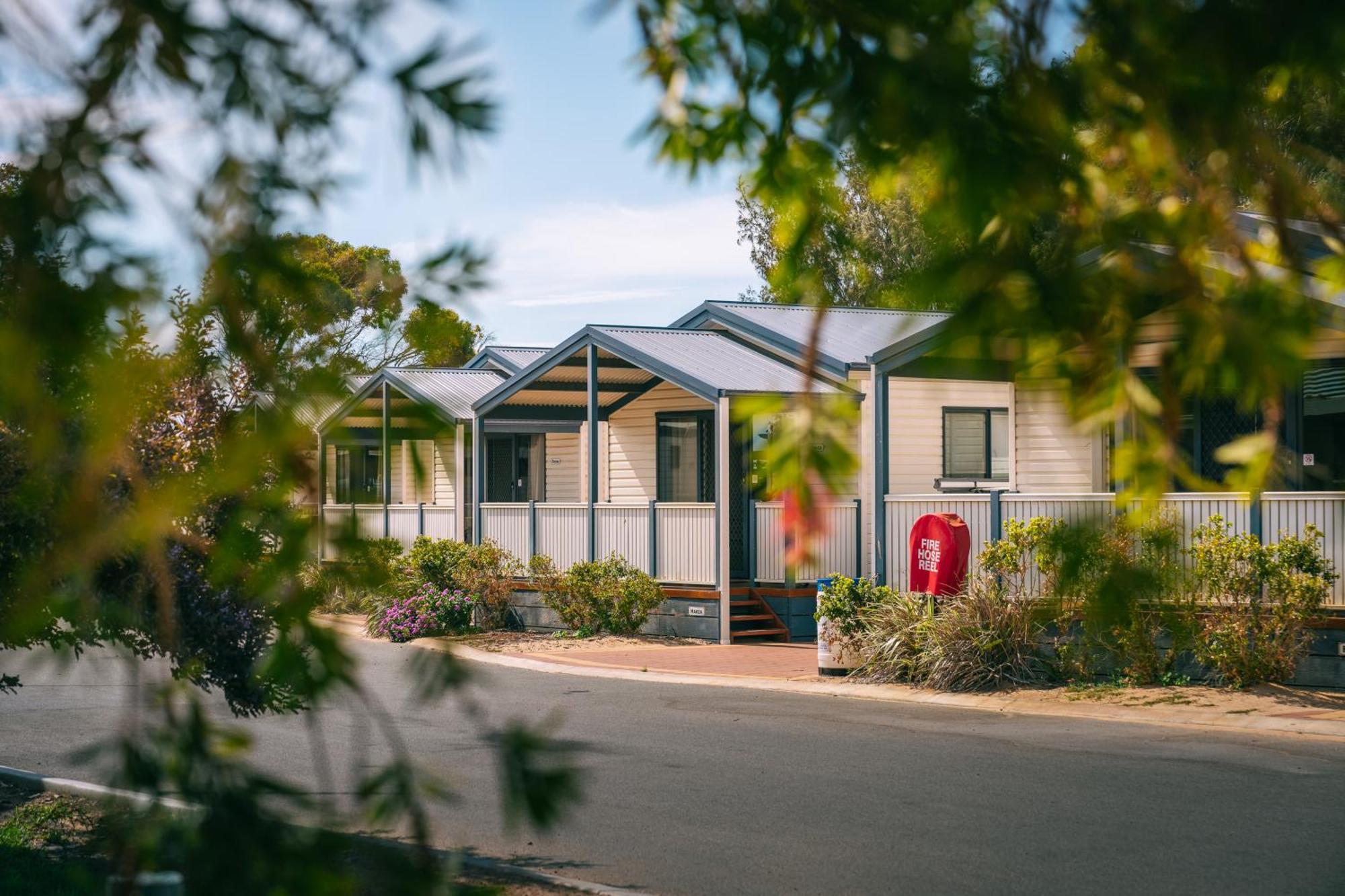 Отель Jurien Bay Tourist Park Экстерьер фото